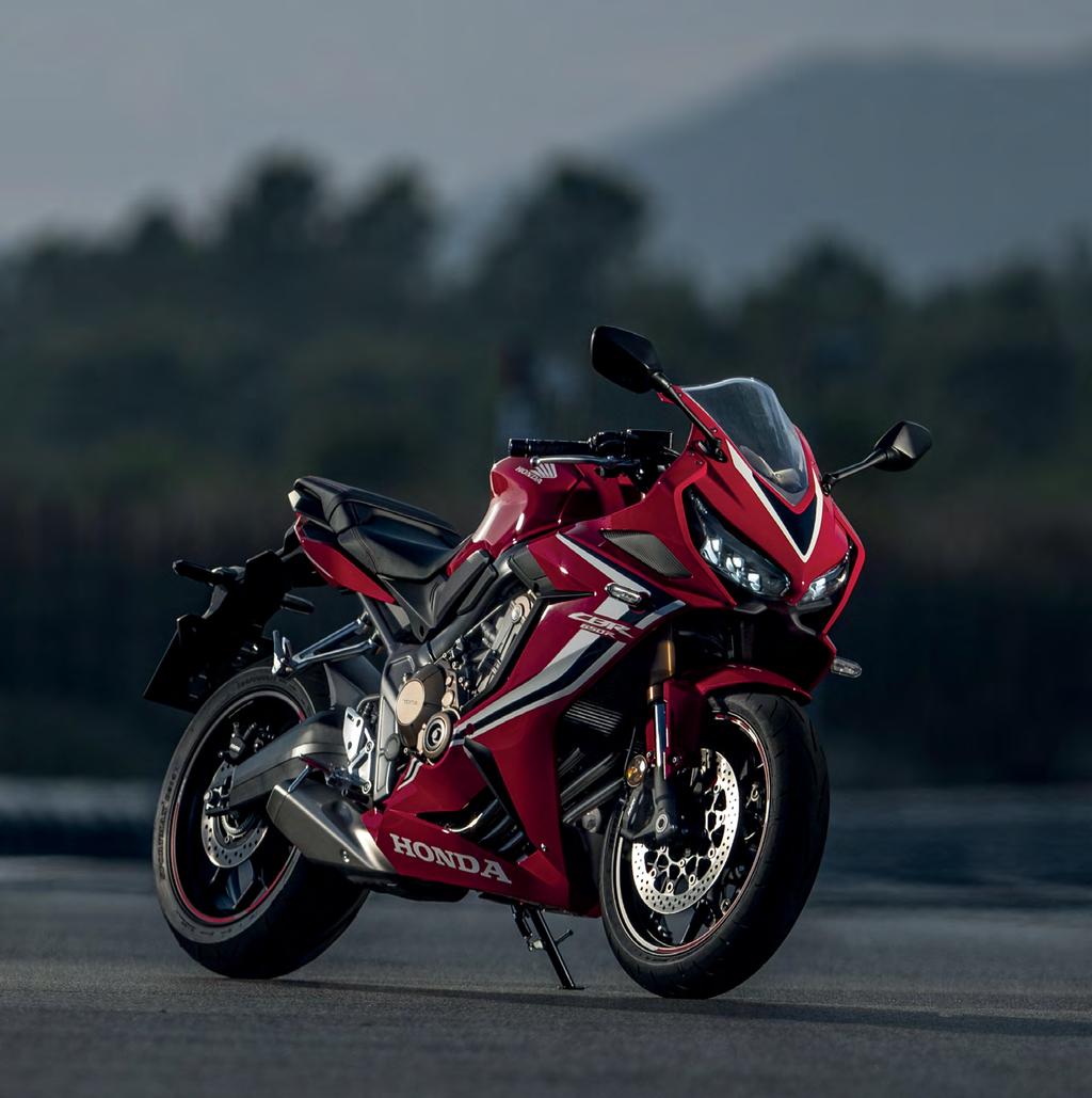 PRÉMIOVÁ VÝBAVA VYSOKÝ VÝKON, LEPŠÍ SPECIFIKACE Přestože se nová Honda CB650R nechala inspirovat větší CBR1000RR, jde svou vlastní cestou, a její specifikace jsou o několik stupňů výš než u