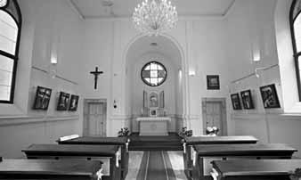 Kaple sv. Vavřince Zámeckou kapli sv. Vavřince nechal roku 1869 postavit Ludvík Oppenheimer. Před kaplí stojí socha Jana Nepomuckého.