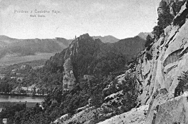 zámeckou kapli a nechal postavit nad školou v roce 1869 kapli novou, která byla zasvěcena sv. Vavřinci.
