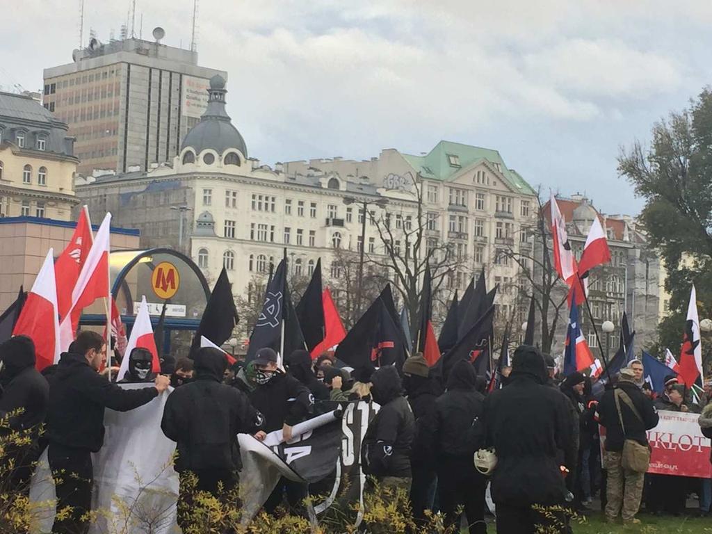 Formování Černého bloku na Pochodu nezávislosti ve Varšavě 11. 11. 2017 Pravicoví extremisté v roce 2017 tradičně reflektovali i dění v Maďarsku.