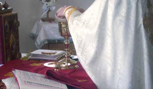 30 IKD informace Královéhradecké diecéze Liturgie věrných: příprava ke svatému přijímání Po ukončení epikléze je vzpomínka na svaté zemřelé, kteří zesnuli ve víře na věčný život: praotce, otce,