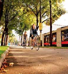 Vlakem po Evropě 23 RAILJETEM DO VÍDNĚ také příměstské rekreační oblasti Prater se zábavním parkem a legendárním ruským kolem nebo Wienerwald a Lobau.