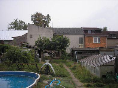 popisné: 148 součást pozemku p.č. st. 460 Pozemky parc. č.: st. 460, 919/2 Ostatní stavby: studna, kůlna, kůlna, přístřešek, skleník, bazén, udírna Katastrální území: Náměšť na Hané LV č.