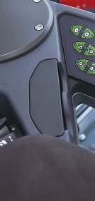 Opěrku ruky lze zvedat nebo posouvat vpřed podle potřeb řidiče.