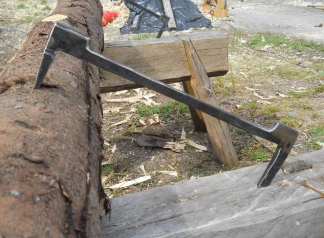 Při technologickém postupu se nejprve dřevěný prvek staticky zajistí v místě původního uložení.