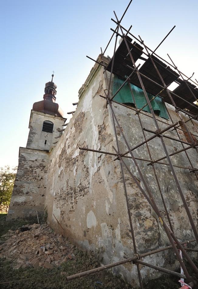 V celém areálu kostela se držela voda, v důsledku chybějící dešťové kanalizace. Objekt kostela měl nejenom mokrý krov, ale i stěny budovy byly nasáklé vodou a ve špatném stavu.