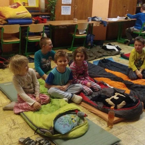 pozorovaly, jak paní Křížová krásně hraje na dudy. Jsme velice rádi, že se na tento program přišli podívat také rodiče některých dětí. Poté si děti připravily svá lože.