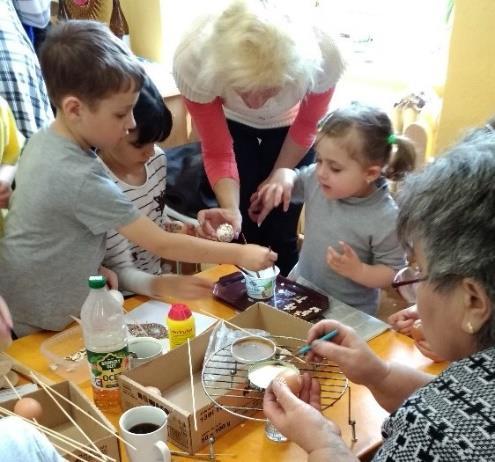 Školní zpravodaj č. 14 strana 4 VELIKONOČNÍ TVOŘENÍ VE ŠKOLCE Ve čtvrtek 29. 3.