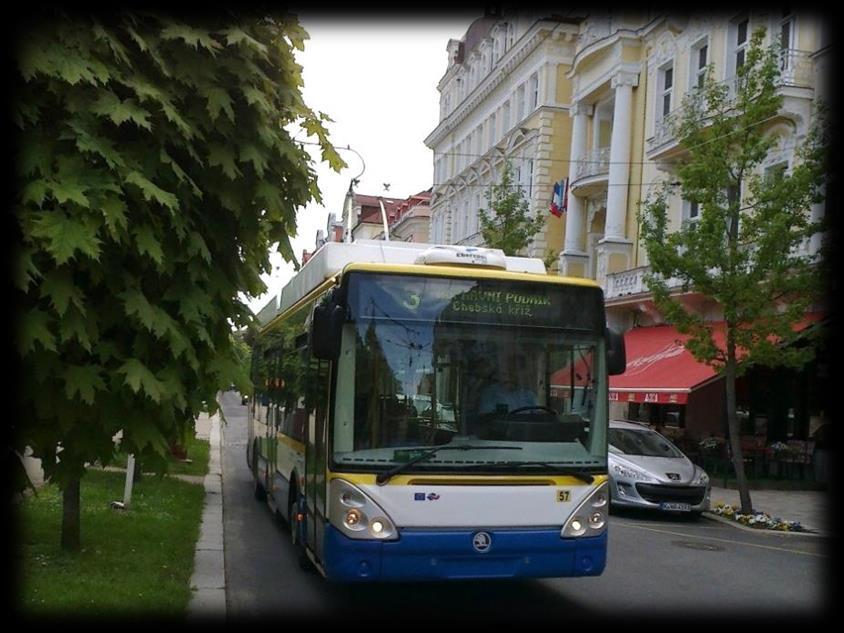 Zelená infrastruktura smart city Zelená infrastruktura města: městská a příměstská zeleň doplňuje šedou infrastrukturu Užitky městské zeleně ekosystémové služby vegetace: urbanistický: potřebná