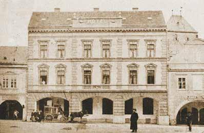 DŮM U ZLATÉHO BERÁNKA MĚSÍČNÍK MĚLNICKO 16 Manželé Karel a Emilie Stádníkovi nechali hostinec přestavět na třípodlažní hotel. Foto z roku 1901. Náměstí Míru z roku 1905 (dokončení ze str.