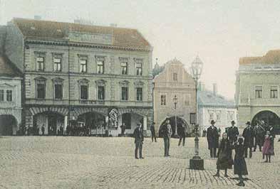 Strop byl zdoben bohatou štukovou profilací v historizujícím slohu konce 19. století.