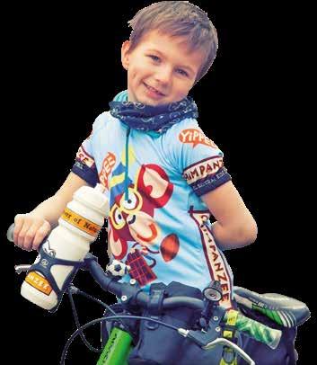 Košilové šaty jsou jedním z fashion kousků, které se nosí i toto jaro, především pruhované a jednobarevné.