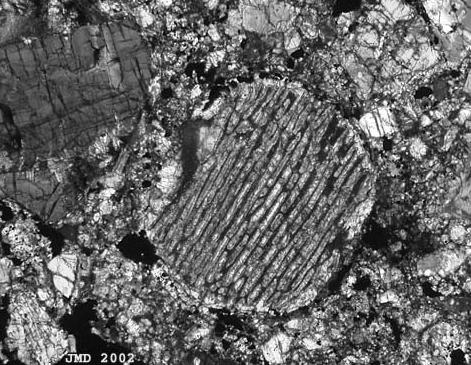Chondruly: - malé kuličky v meteoritech, řec.