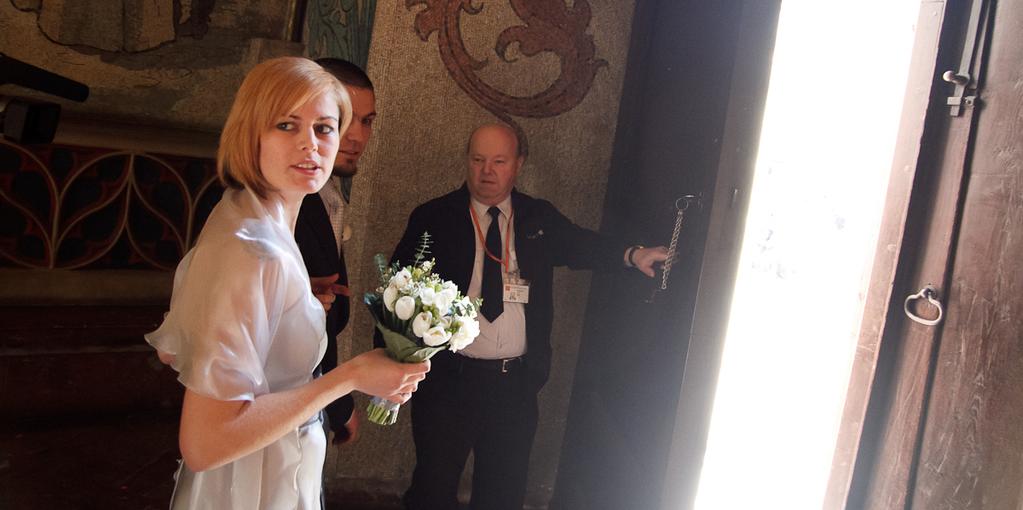 SYNOPSE Mirka a Kuba se seznámili na technoparty, narodila se jim dcera a rozhodli se vzít. Svatbou začíná sedm let štěstí, lásky i bolestivých pádů.