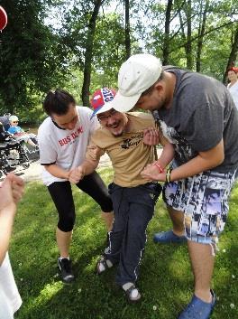 teplé počasí, uspořádali jsme bitvu s vodními balonky.