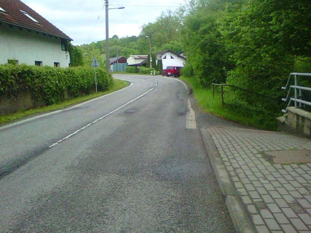 V autobusových zastávkách chybí nástupiště a jsou pro cestující obtížně