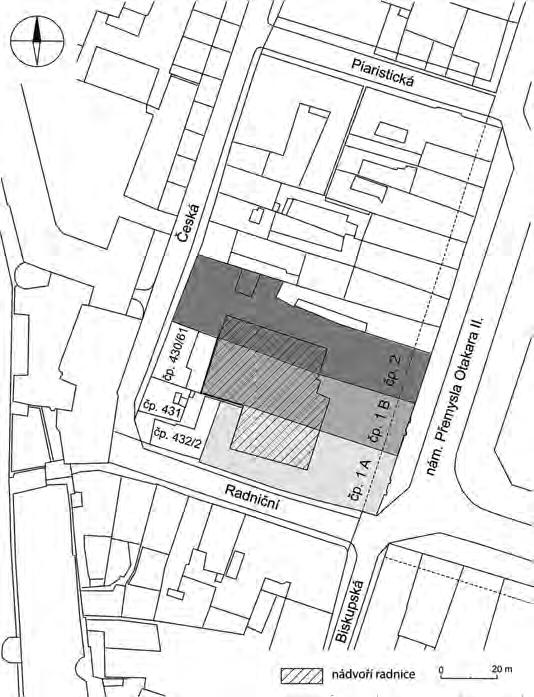 Archeologické rozhledy LXX 2018 601 Obr. 2. Parcelace někdejších městských domů, které tvoří areál současné městské radnice. Fig. 2. Parcellation of the former town houses forming the area of present- -day town hall.