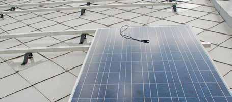 7. Montáž solárních panelů Montáž solárních panelů Pro montáž solárních panelů se používají základní univerzální plechové šablony vždy ve