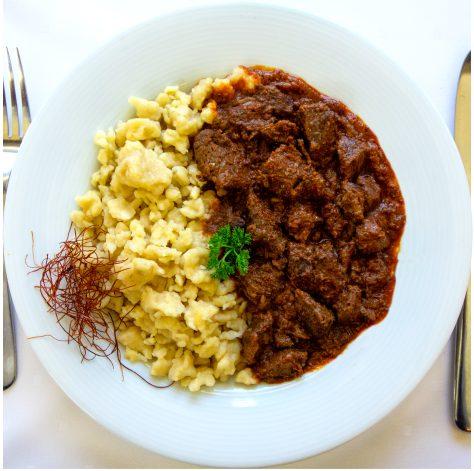 Főételek Hauptspeisen / Main dishes / Hlavní jídla / Dania główne Marhapörkölt galuskával Rindergulasch mit Nockerln Beef stew with gnocchi