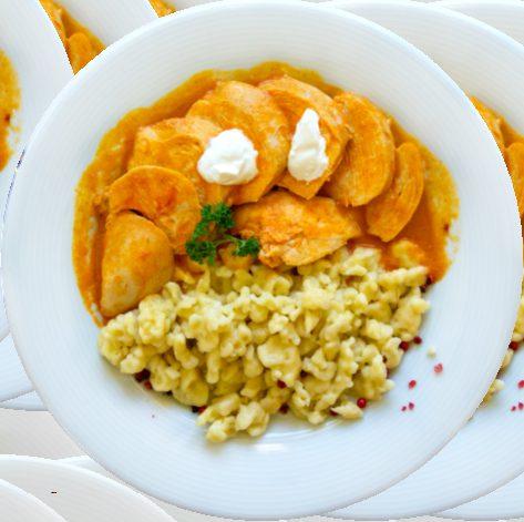 Főételek Hauptspeisen / Main dishes / Hlavní jídla / Dania główne Paprikás csirkemell galuskával Paprikahuhn mit Nockerln