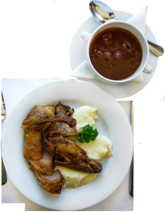 bramborami Steak wołowy z jałowca w sosem ciemnym piwem, z tłuczonymi ziemniakami i cebulą 3168 HUF 9,90 EUR 317 CZK 47,50