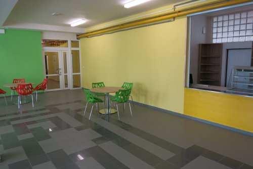 b) Charakteristika školy Hlavním předmětem činnosti školy je vzdělávání žáků v oborech vzdělání s maturitní zkouškou a výučním listem zaměřených na oblast gastronomie, hotelnictví, cestovního ruchu a