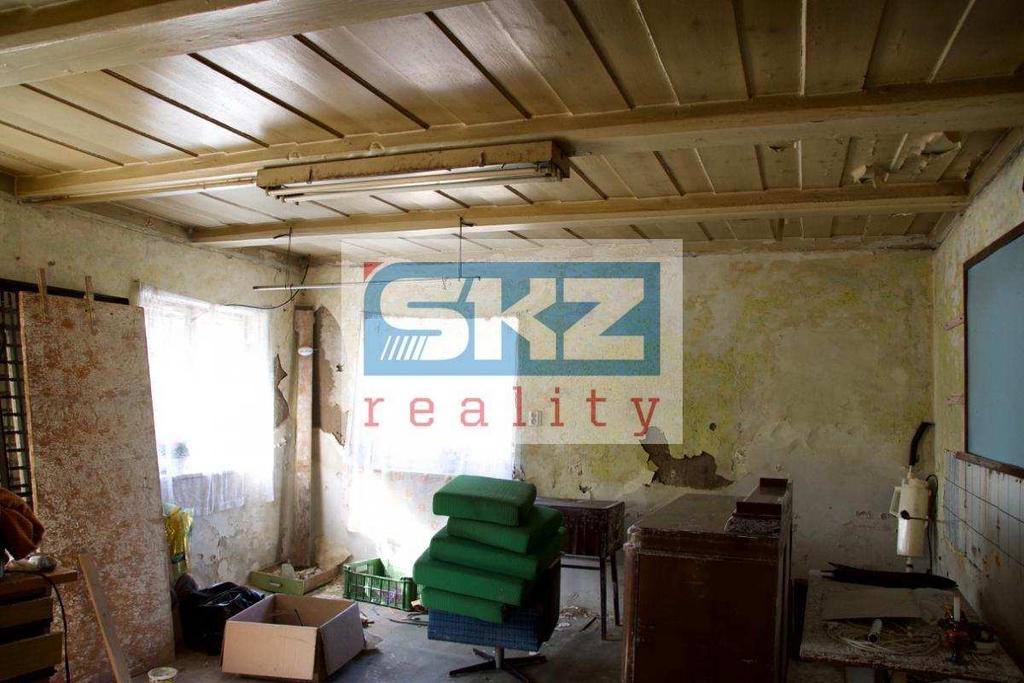 Valdek, k.ú. Království u Šluknova. V přízemí domu se nachází chodba, kuchyň a dvě další místnosti. V zadním traktu jsou 2 místnosti sloužící dříve jako stáj a dílna.