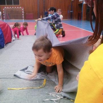 CVIČÍME S KAMARÁDY Z POHÁDEK ROZVIČKA Jak krtek ke kalhotkám přišel Text a foto: Dagmar Kolandová, členka Komise cvičení předškolních dětí a rodičů s dětmi MR ČASPV Cílem je procvičení plazení,