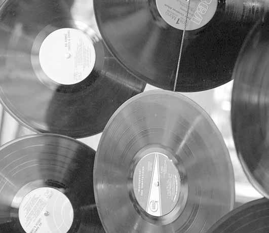 KULTURA NA SLOVÁCKU 11 Na vinylové burze koupíte hudební poklady HUDEBNÍ POKLADY Dalibor Bednář se snaží obnovit zašlou slávu elpíček UHERSKÉ HRADIŠTĚ Dalibor Bednář z klubu Mír se snaží obnovovat