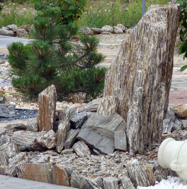 Zahradní monolitické balvany 500-1200 Garden boulders monoliths, size 500-1200 / Gartensteine Nadeln 500-1200 Využití Díky svému svislému tvaru je tento produkt nepostradatelný v zahradách