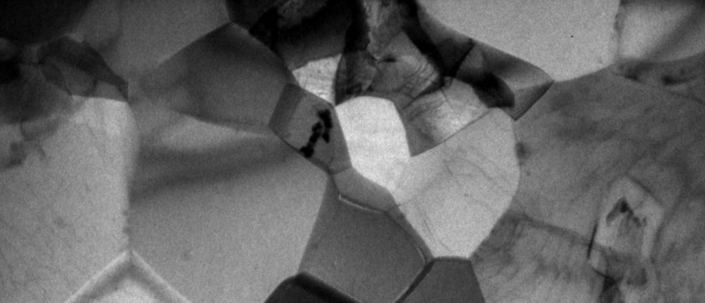 Obr. 1. Mikrostruktura slitiny Al-3%Mg: a) po 8 ECAP pr chodech, b,c) po 8 ECAP pr chodech a následném creepu (473 K, 50 MPa). Fig. 1. Microstructure of Al-3%Mg alloy: a) after ECAP, 8 passes, b,c) after 8 passes and creep exposure (473 K, 50 MPa).