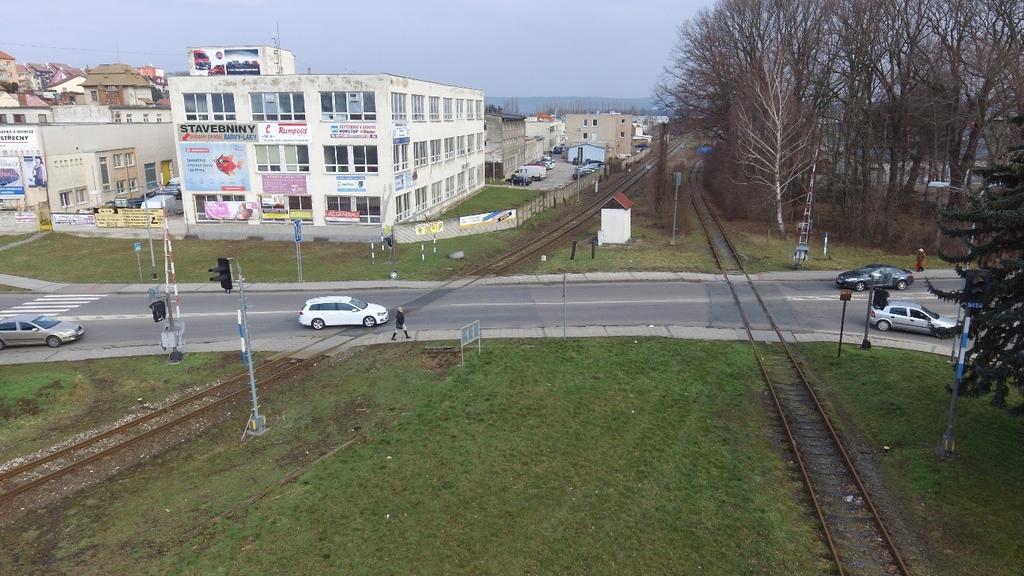 Obr. 8 Dvojkolejný železniční přejezd v Uherském Brodě (je to přejezd stejného typu