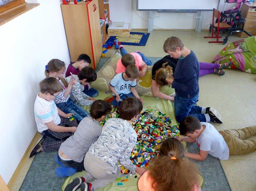našich škol Dostali jsme LEGO.