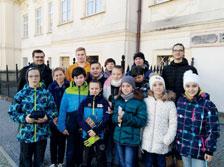O jarních prázdninách firma pana Sýkory natřela krásnou oranžovou a zelenou barvou dveře na chodbě v přízemí staré budovy, je vymalované hlavní schodiště ve staré budově a dětem jsme na podlahu