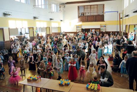 Byl to krásný pohled, když tak velké množství dětí na společném prostoru tancuje stejnou choreografii nebo se snaží splnit stejný úkol.