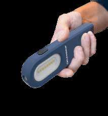 Silný vestavěný magnet a vytahovací otočný hák umožňuje flexibilní nasměrování svítilny a volnost obou rukou.