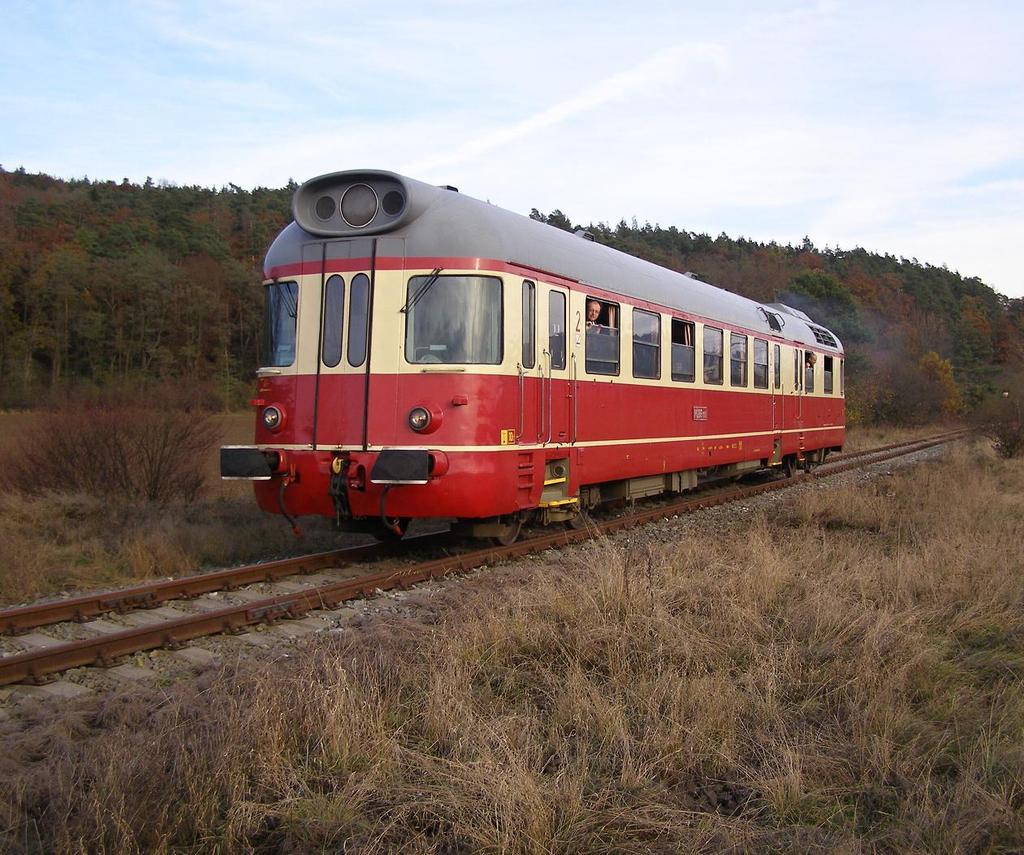 Krokodýl v Posázaví Posázavský motoráček Historický vlak Praha Davle Týnec n. S.