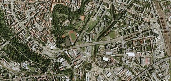 V okolí jsou dostupné veřejné služby, potřebné pro provoz kanceláří (instituce města a kraje, banky, pošta, autoservis a jiné).