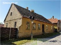 Znalecký posudek č. 083-2017/3852 Elektronická verze Strana 11 Komunikace: Asfaltová Energetická náročnost budovy: Třída G - Mimořádně nehospodárná Bezbariérový: ne obr. 1 obr. 2 obr.