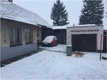 Vytápění je ústřední na plyn, elektroinstalace světelná a motorová, rozvod studené a teplé vody, zdroj pro teplou vodu je v kombinaci s vytápěním, vnitřní kanalizace z koupelny a kuchyně do