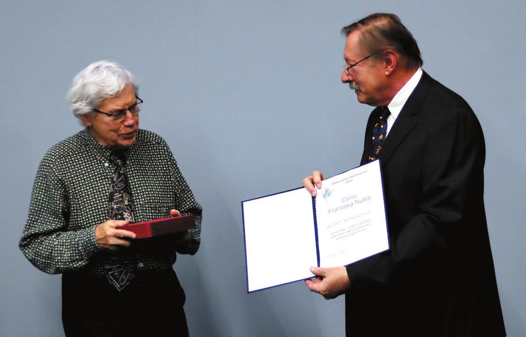 KOSMICKÉ ROZHLEDY 4/2018 Cena Františka Nušla za rok 2018 doc. Martinu Šolcovi Pavel Suchan Česká astronomická společnost ocenila Nušlovou cenou za rok 2018 doc. RNDr. Martina Šolce, CSc.