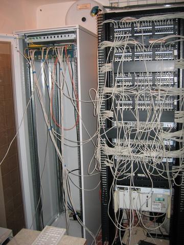 Centrální serverovna během rekonstrukce 2.3 Dostupné služby News server V uplynulém roce pokračoval trend zvyšování návštěvnosti.