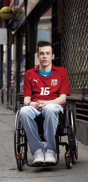 Práce ve Hvězdném bazaru je šance, jak se posunout o kus dál v soběstačnosti, nabrat spoustu zkušeností Robin Beránek (21 let), prodejce Podporované bydlení pro tetraplegiky V bezbariérovém bytě v