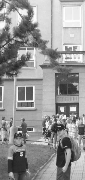 11 KOLY Základní koly: Z J.A.Komenského, Hranická 14 tel. 581 211 739 Z a M, Pod Skalkou 11 tel. 581 211 736 Z BoÏeny Nûmcové 16 tel. 581 297 921 Z Svisle 13 tel. 581 701 811 Z Trávník 27 tel.