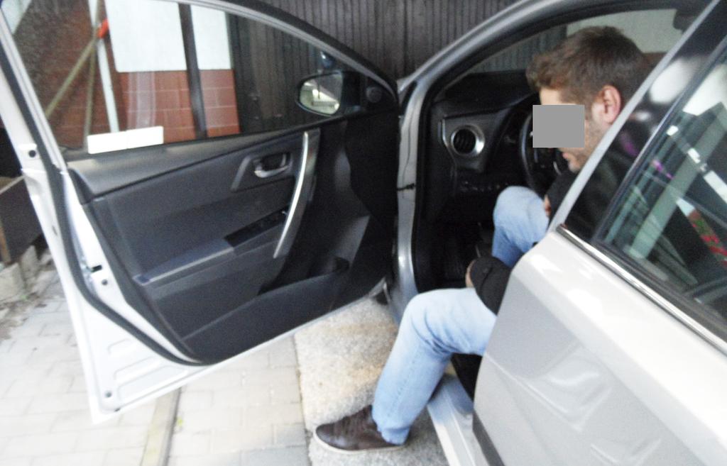 NO Fig. 5: Getting out of the car on one leg/foot is not proper.
