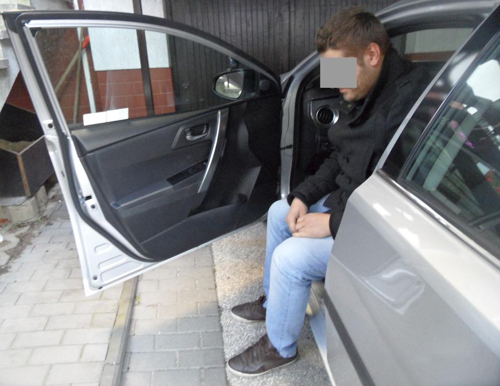 disturbance of gait. YES Fig. 6: The getting out of the car on both legs/ feet is proper.