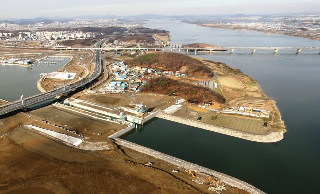 Plavební komora terminálu Gimpo spojující průplav s řekou Han Osobní loď zbřehů řeky Han proplouvá plavební komorou urenesance terminálu