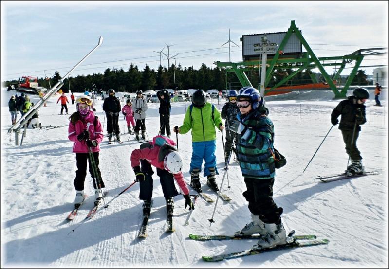 Výcvik na sněhu pokračoval i odpoledne, ovšem už ne společně. Nelyžaři trénovali na menším svahu u hotelu, ostatní odjeli skibusem na Klínovec. Vrátili se až v 16 30.