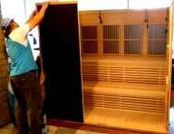 8.5 Přední panely 1 Nejprve nainstalujte levý přední panel. Připevníte jej fixačními sponami.