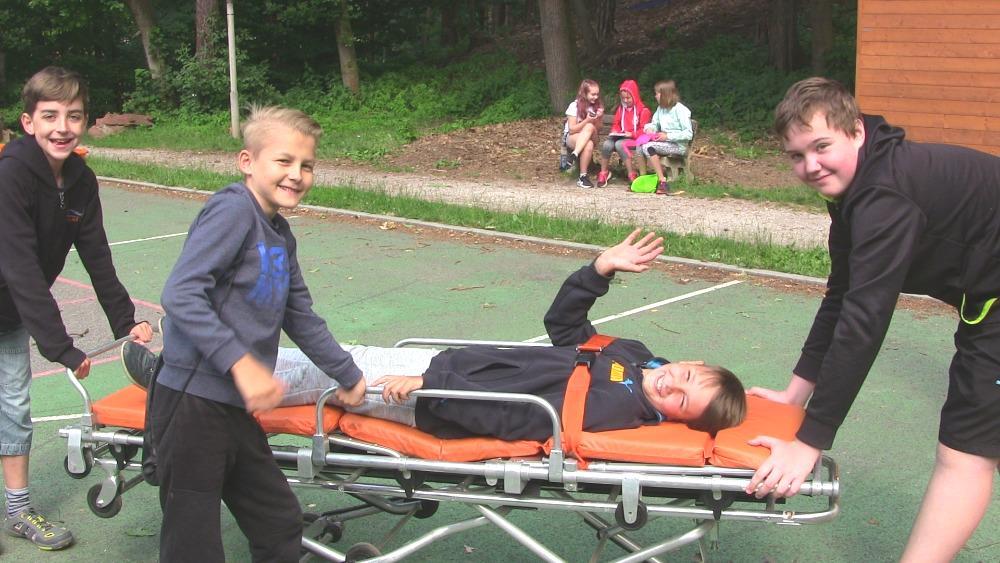 Pravidelně pořádáme preventivní kurzy pro problémové žáky či třídy a